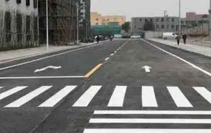 吳江廠區(qū)劃線劃線3分鐘后路面通車 吳江廠區(qū)劃線劃線3分鐘后路面通車